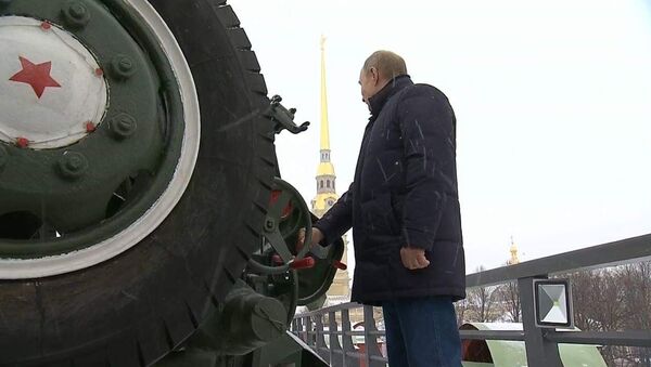 Путин выстрелил из пушки во время гуляний в Петропавловской крепости - Sputnik Таджикистан