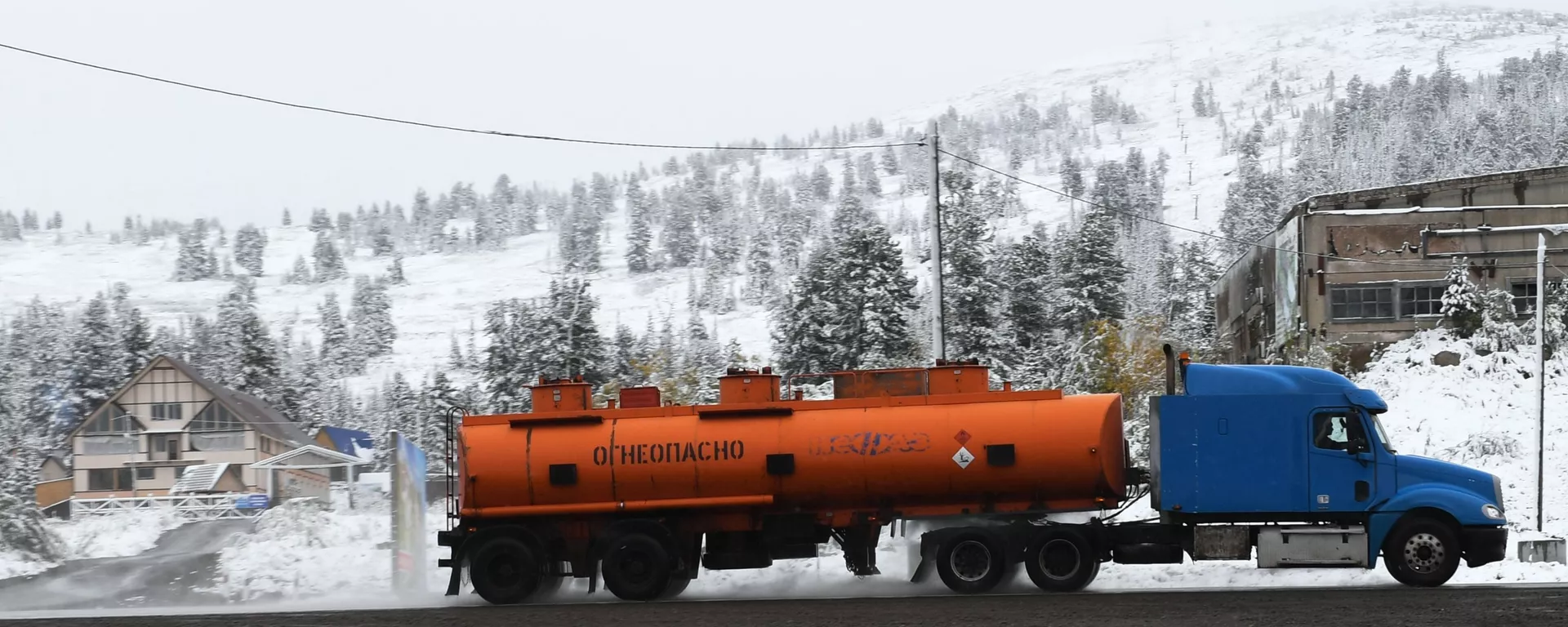 Бензовоз на автомобильной дороге - Sputnik Тоҷикистон, 1920, 21.02.2022