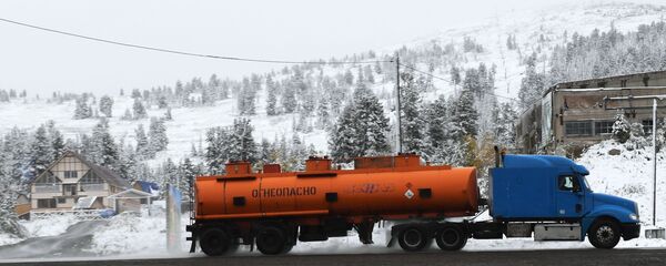 Бензовоз на автомобильной дороге Бензовоз на автомобильной дороге - Sputnik Таджикистан