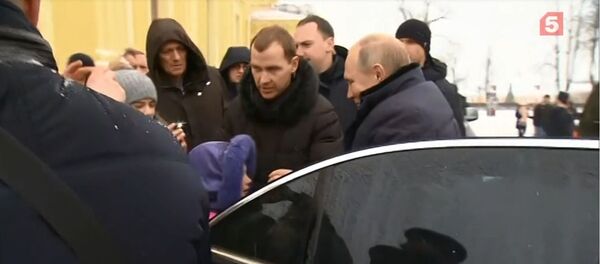 Путин успокоил плачущую девочку - трогательное видео Путин успокоил плачущую девочку - трогательное видео - Sputnik Таджикистан