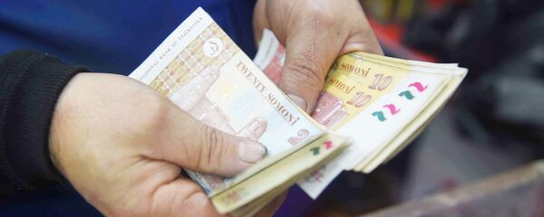 Продавец в магазине считает сдачу - Sputnik Тоҷикистон