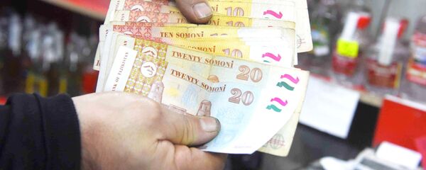 Продавец в магазине считает сдачу - Sputnik Тоҷикистон