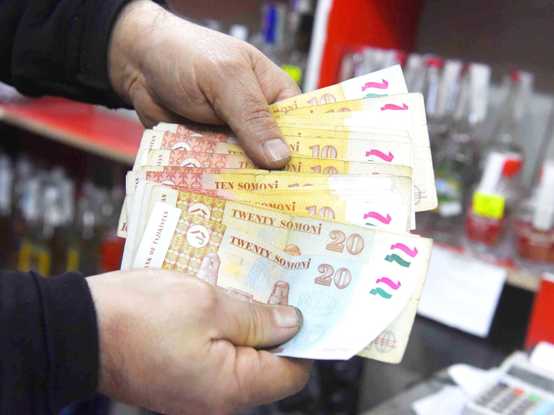 Таджикистан деньги в рублях. Деньги Таджикистана. Пули Сомони. Таджикский Сомони. Таджик с деньгами.