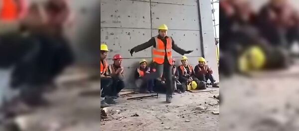 Строитель из Китая удивил сети невероятным танцем — видео Строитель из Китая удивил сети невероятным танцем — видео - Sputnik Тоҷикистон