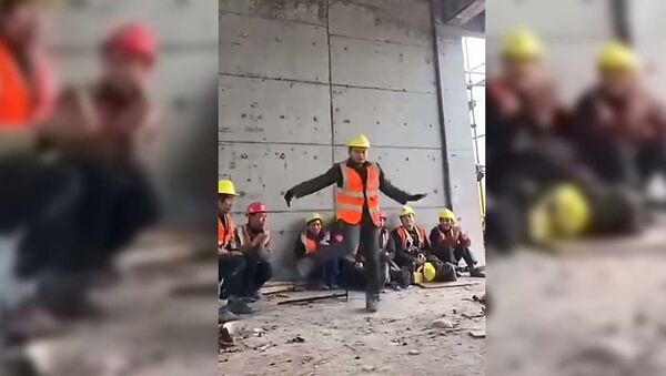Строитель из Китая удивил сети невероятным танцем — видео - Sputnik Тоҷикистон