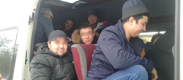 Автоинспекторы остановили микроавтобус, в котором перевозили нелегальных мигрантов - Sputnik Тоҷикистон