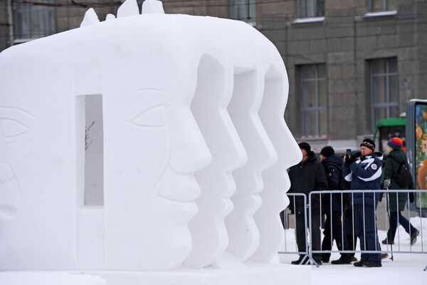 Фигура из снега, сделанная мастерами на XIX Сибирском фестивале снежной скульптуры в Первомайском сквере Новосибирска - Sputnik Таджикистан