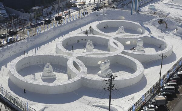Снежные олимпийские кольца в Южной Корее  - Sputnik Таджикистан