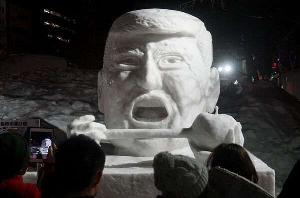 Снежная скульптура Дональда Трампа в Саппоро - Sputnik Таджикистан