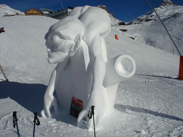 Снежная скульптура на конкурсе персонажей Стивена Спилберга, Австрия - Sputnik Таджикистан