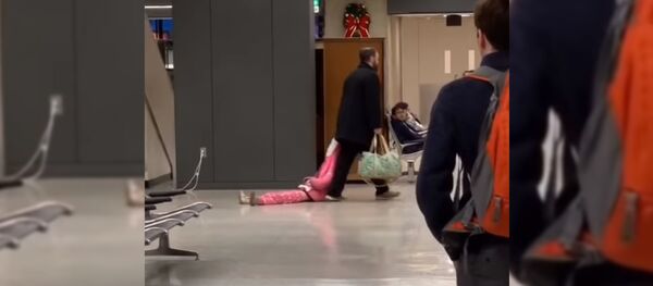 Папа тащит упрямую дочь за капюшон - видео Папа тащит упрямую дочь за капюшон - видео - Sputnik Таджикистан