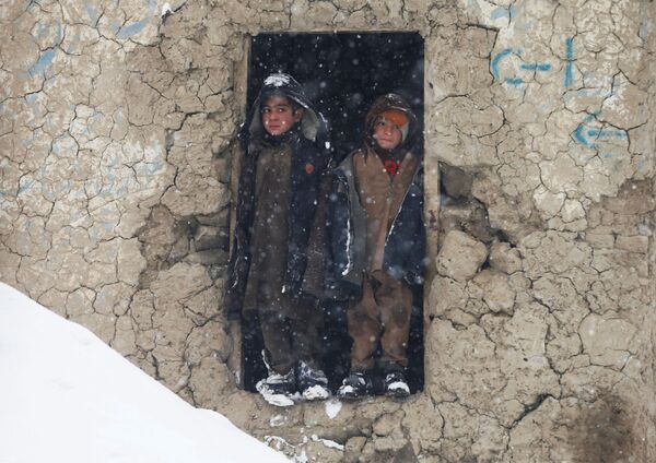 Афганские мальчики стоят во время снегопада в Кабуле, Афганистан - Sputnik Таджикистан