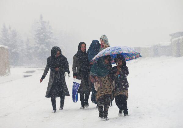 Семья гуляет во время снегопада в Кабуле - Sputnik Таджикистан