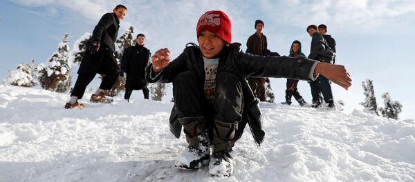 Ҷавонони афғон дар рӯйи барф медаванд - Sputnik Тоҷикистон