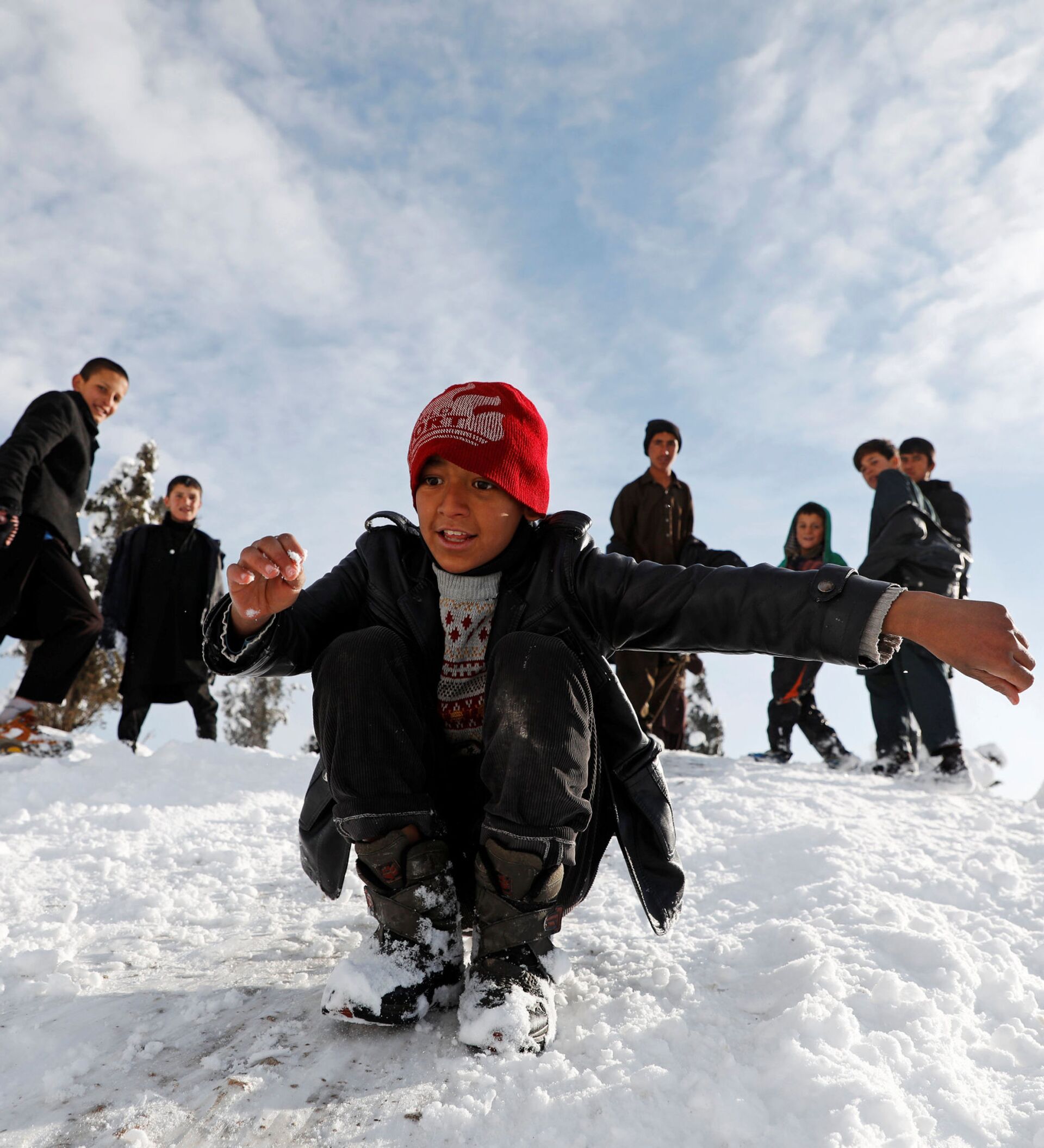 Жители радуются. Кабул зимой. Зимние каникулы в Таджикистане. Ученики зимой Кыргызстан. Школьники Таджикистана в снегу.