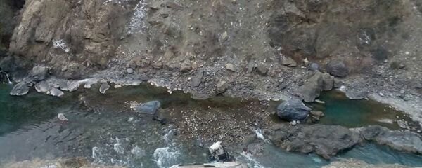 Мошини газкаш дар роҳи Душанбе-Чаноқ ба дарё сарозер шуд - Sputnik Тоҷикистон