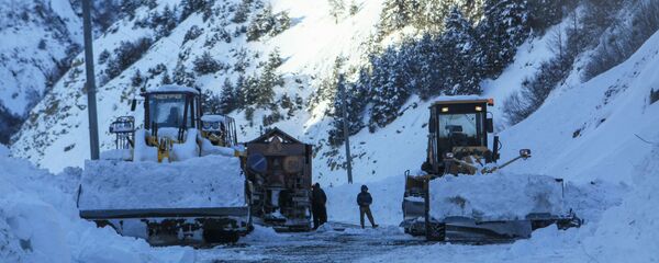 Дорожная техника расчищает автомобильную дорогу от лавины, архивное фото - Sputnik Тоҷикистон