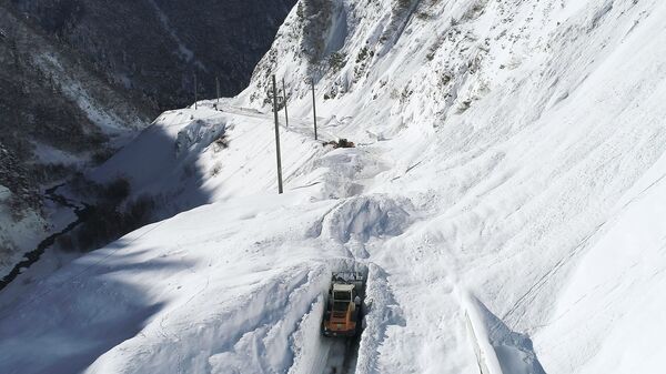 Дорожная техника расчищает автомобильную дорогу от лавины, архивное фото - Sputnik Таджикистан