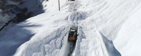 Дорожная техника расчищает автомобильную дорогу от лавины, архивное фото Дорожная техника расчищает автомобильную дорогу от лавины, архивное фото - Sputnik Тоҷикистон