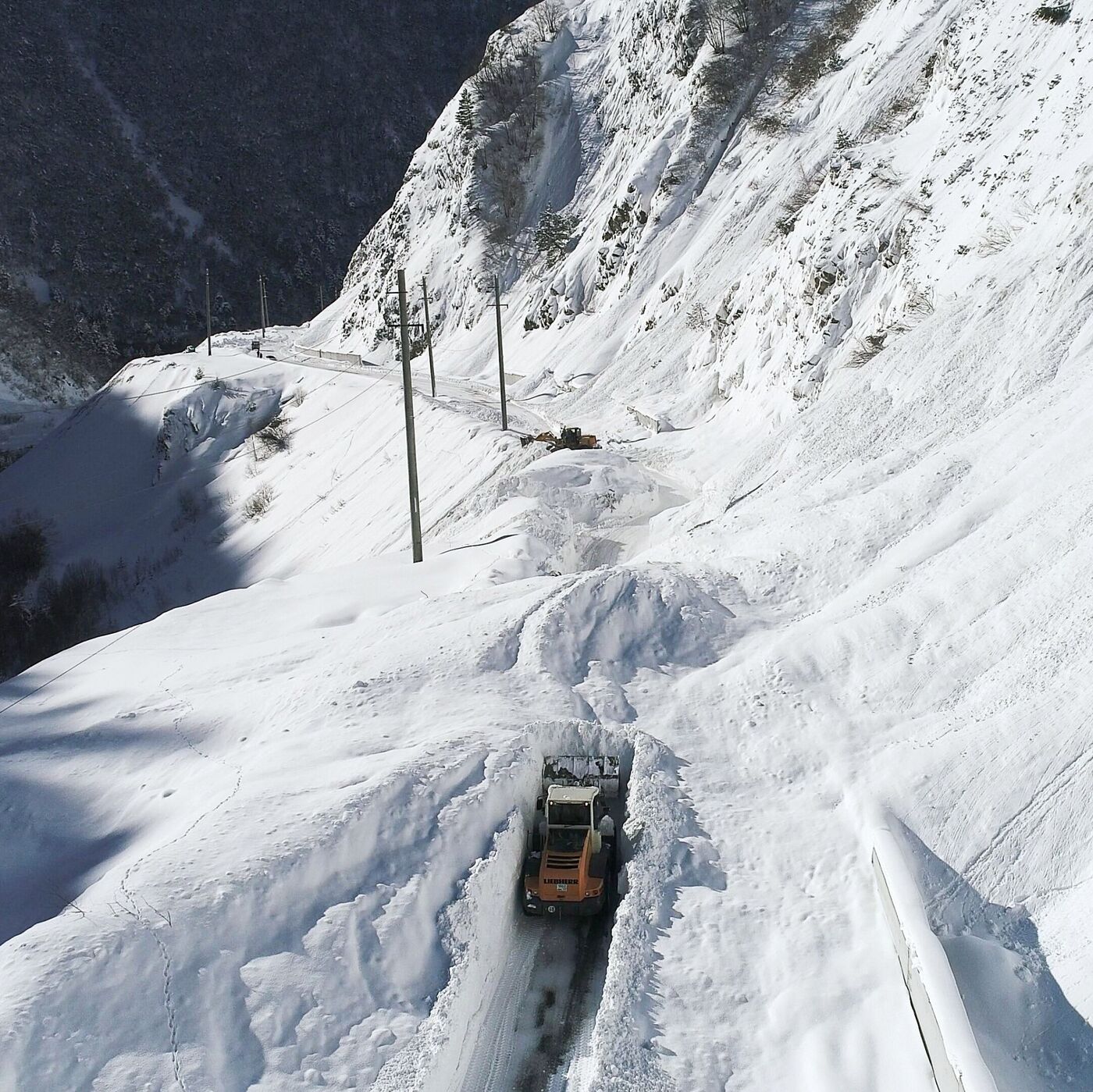 В Таджикистане из-под снежных завалов эвакуированы 20 человек