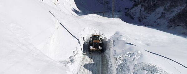 Дорожная техника расчищает автомобильную дорогу от лавины, архивное фото - Sputnik Тоҷикистон