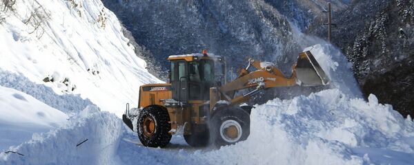 Дорожная техника расчищает автомобильную дорогу от лавины, архивное фото - Sputnik Тоҷикистон