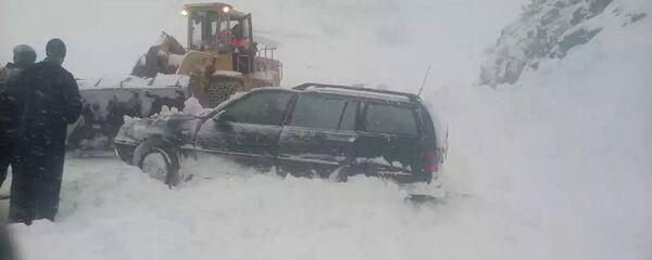 Снегопад затруднил движение на трассе Душанбе-Чанок - Sputnik Тоҷикистон