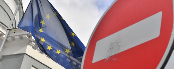 Флаг ЕС у здания представительства Европейского союза в Москве - Sputnik Таджикистан