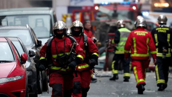 Пожарные на месте взрыва в булочной в Париже - Sputnik Таджикистан