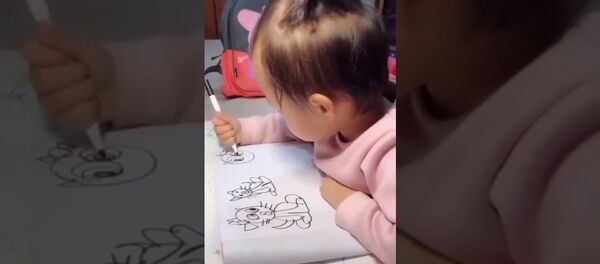 Маленький ребенок рисует на бумаге лучше любого взрослого - Sputnik Таджикистан