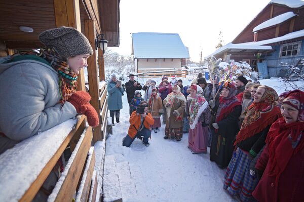 Участники фестиваля Большие Святочные Гулянья в Ленинградской области - Sputnik Таджикистан