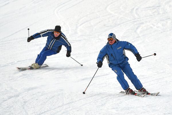 Лыжники на склоне горнолыжного курорта - Sputnik Таджикистан