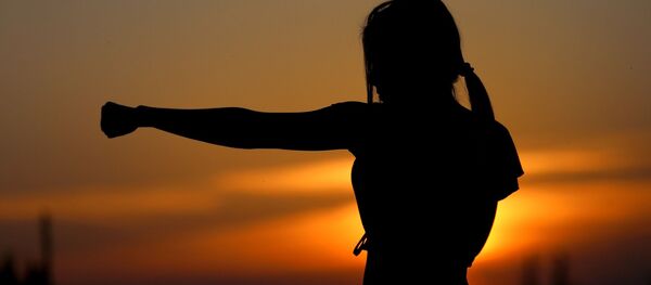 Силуэт девушки во время тренировки карате, архивное фото - Sputnik Тоҷикистон