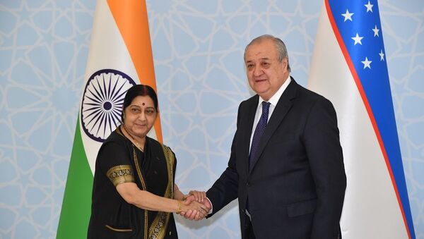 Министр иностранных дел Узбекистана Абдулазиз Камилов и Министр иностранных дел Индии Сушмой Сварадж - Sputnik Таджикистан