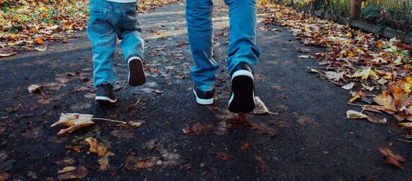 Мужчина прогуливается с ребенком по парку, архивное фото Мужчина прогуливается с ребенком по парку, архивное фото - Sputnik Таджикистан