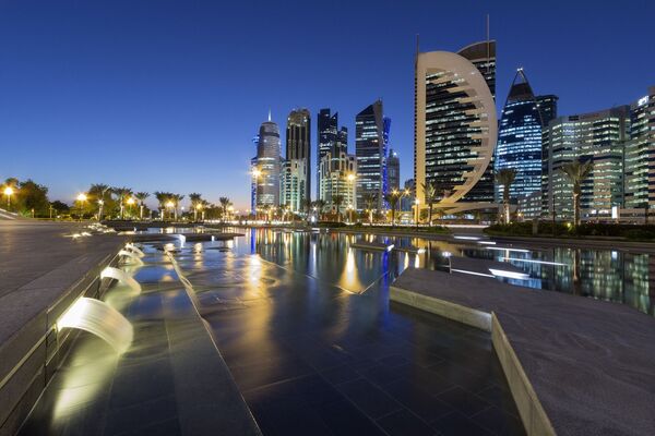 Вид на ночной город Доха, Катар - Sputnik Таджикистан