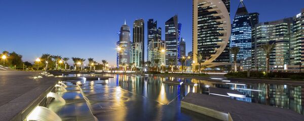Вид на ночной город Доха, Катар - Sputnik Таджикистан