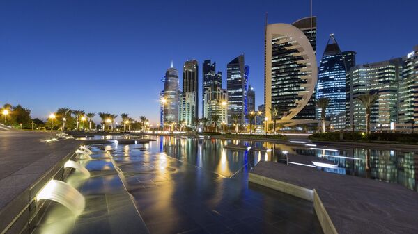 Вид на ночной город Доха, Катар - Sputnik Тоҷикистон
