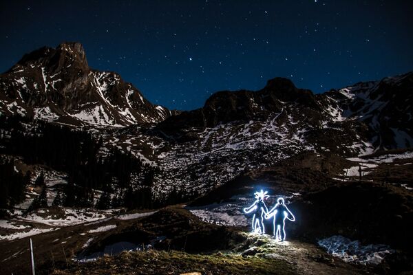 Вид на ночной горный пейзаж в Швейцарии - Sputnik Таджикистан