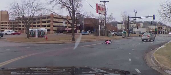 Ребенок выпал из автомобиля при движении - видео - Sputnik Таджикистан