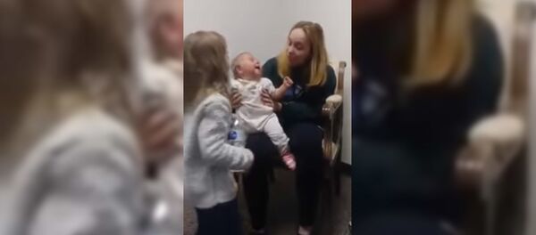 Глухая малышка впервые стала слышать - видео - Sputnik Таджикистан