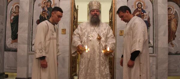 Богослужение в Свято-Никольском кафедральном соборе Богослужение в Свято-Никольском кафедральном соборе - Sputnik Таджикистан