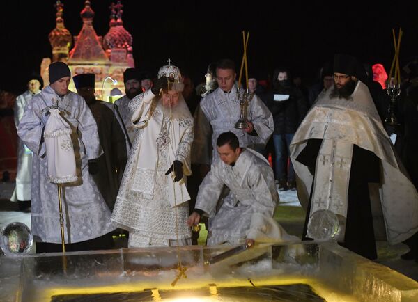 Освящение иордани перед началом ночных крещенских купаний - Sputnik Таджикистан