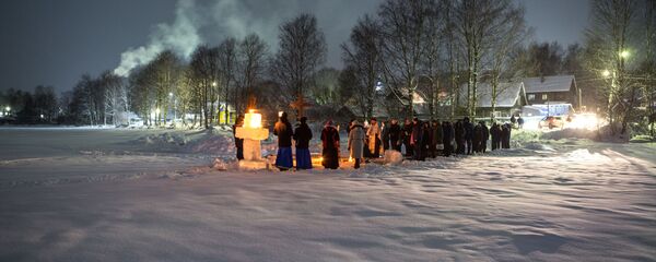 Верующие у иордани, архивное фото - Sputnik Таджикистан