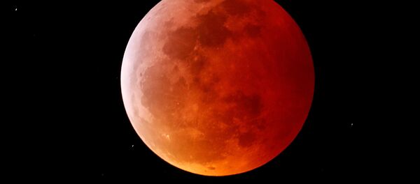 Полное лунное затмение в Калифорнии  - Sputnik Таджикистан