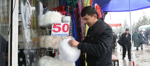 Покупатель на рынке в Душанбе Покупатель на рынке в Душанбе - Sputnik Таджикистан