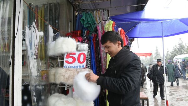 Покупатель на рынке в Душанбе - Sputnik Таджикистан