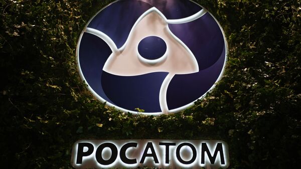 Логотип государственной корпорации по атомной энергии Росатом  - Sputnik Таджикистан