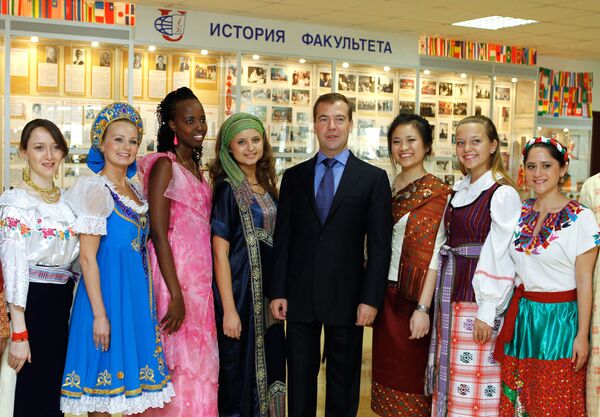 Дмитрий Медведев фотографируется со студентами Российского университета дружбы народов  - Sputnik Таджикистан