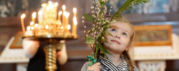 Девочка перед патриаршим служением в Храме Христа Спасителя в Москве, архивное фото - Sputnik Таджикистан